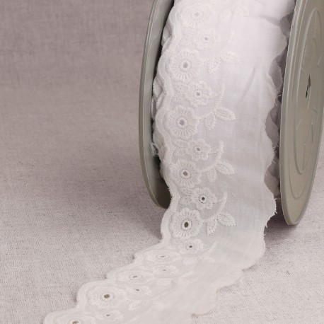 Broderie fleur festonnee